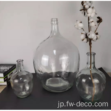 大きな丸いガラス瓶の花瓶をきれいにします